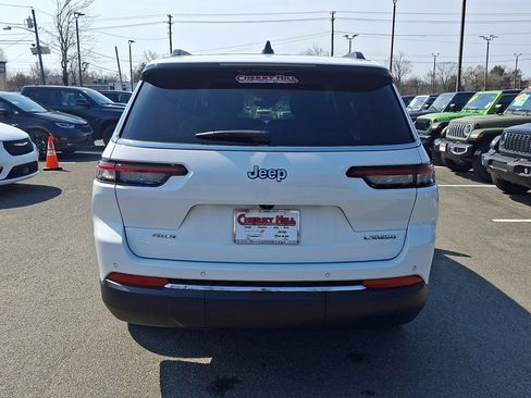 Used 2023 Jeep Grand Cherokee L Laredo image 8