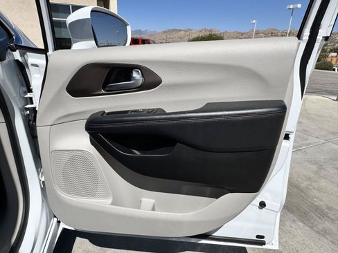 Used 2018 Chrysler Pacifica Touring-L Plus FWD image 31