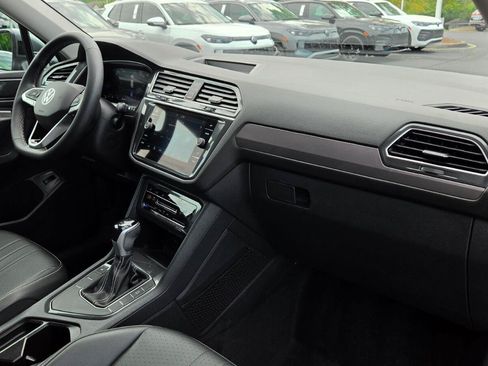 Certified 2023 Volkswagen Tiguan SE FWD image 50