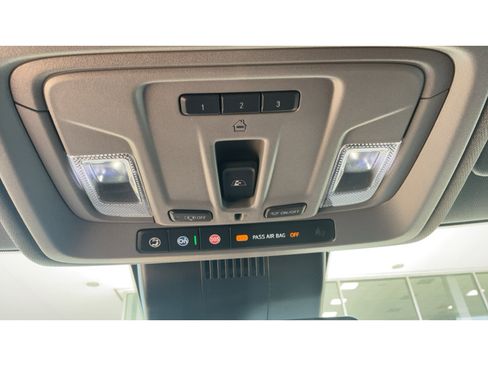 Used 2023 GMC Sierra 1500 SLT w/ SLT Premium Package AWD/4WD image 8