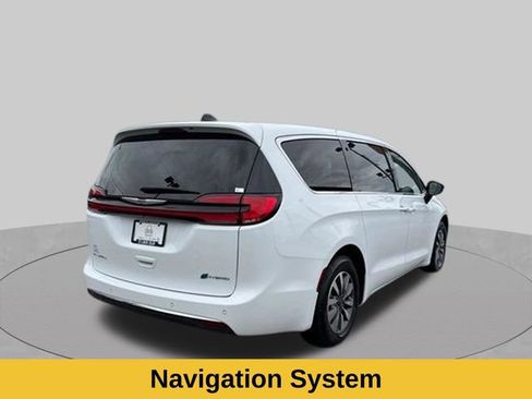 Used 2024 Chrysler Pacifica Limited FWD image 6