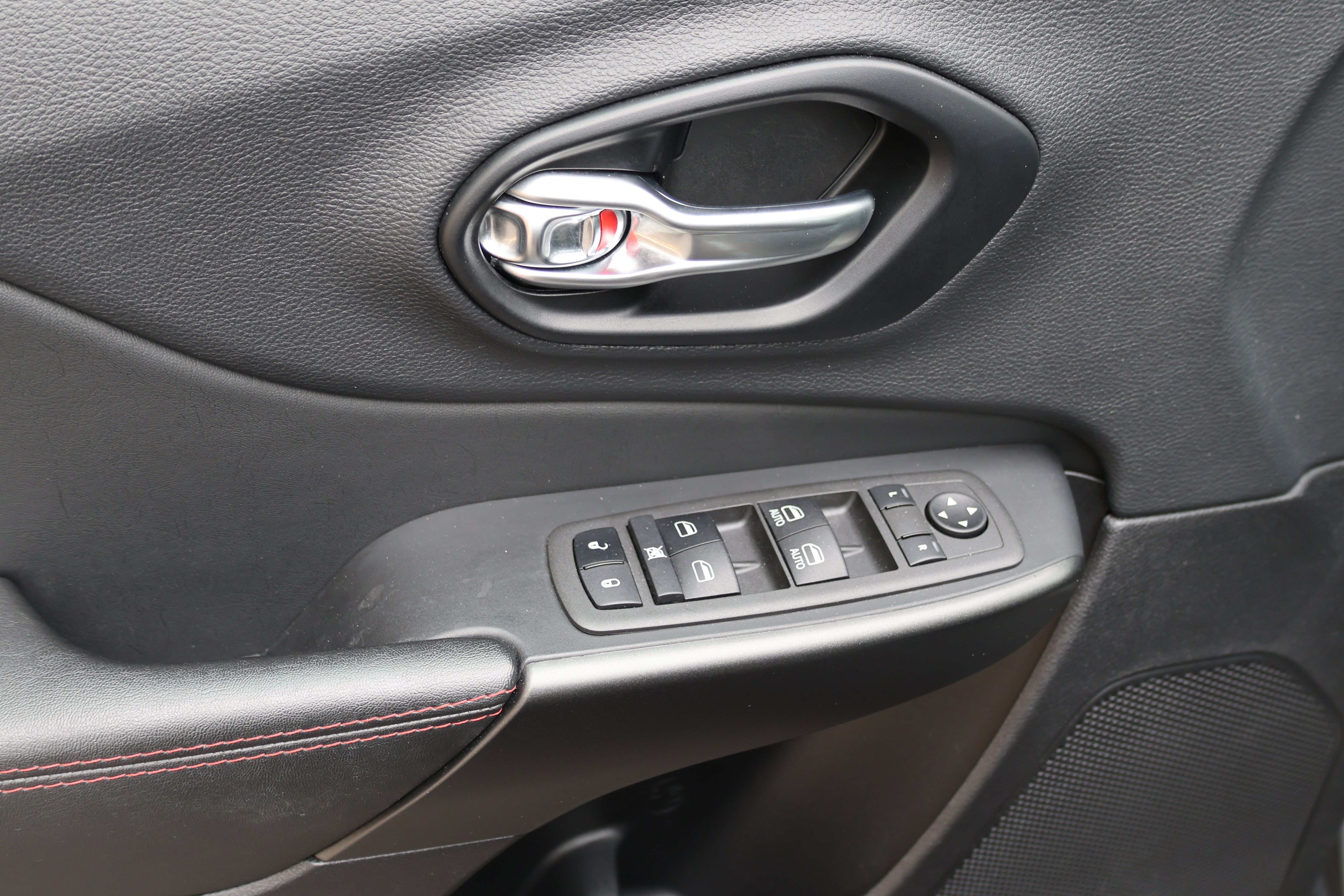 Used 2022 Jeep Cherokee Trailhawk AWD/4WD image 19