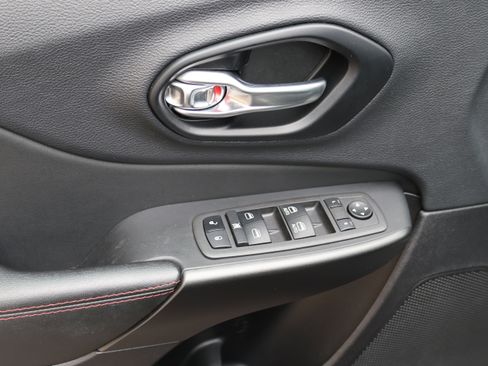 Used 2022 Jeep Cherokee Trailhawk AWD/4WD image 19