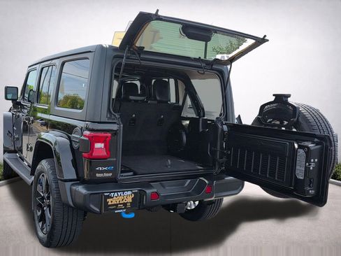 Used 2023 Jeep Wrangler Unlimited Sahara w/ Cold Weather Group AWD/4WD image 36