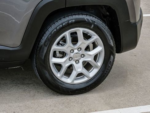 Used 2018 Jeep Renegade Latitude FWD image 59