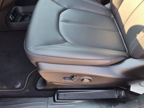 New 2025 Chrysler Voyager LX image 13