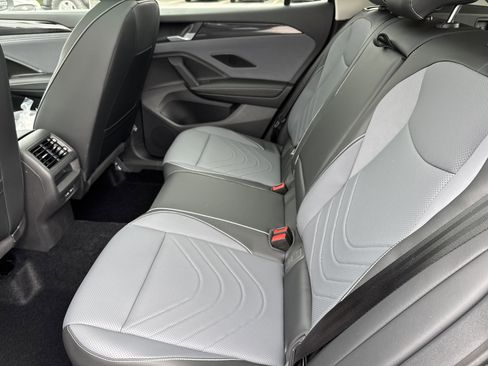 New 2025 Volkswagen Tiguan SE image 25