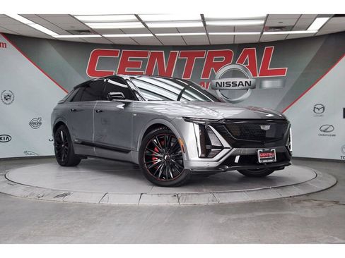 Used 2026 Cadillac Lyriq V w/ Exterior Carbon Fiber Package AWD/4WD image 1