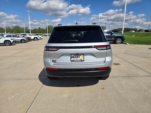 Used 2025 Jeep Grand Cherokee Altitude AWD/4WD image 11