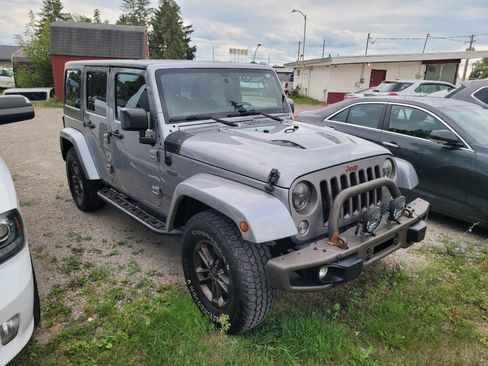 Used 2016 Jeep Wrangler Unlimited Sahara AWD/4WD image 3