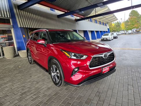 Used 2024 Toyota Highlander XLE image 3