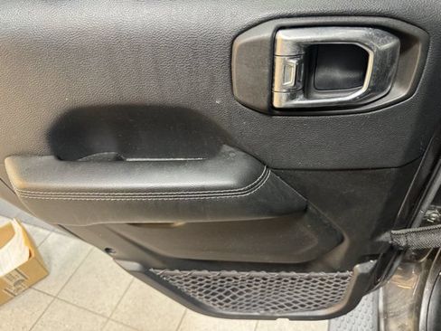 Used 2018 Jeep Wrangler Unlimited Sahara w/ Dual Top Group AWD/4WD image 34