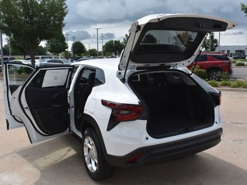 New 2026 Chevrolet Trax LS w/ LS Convenience Package FWD image 15