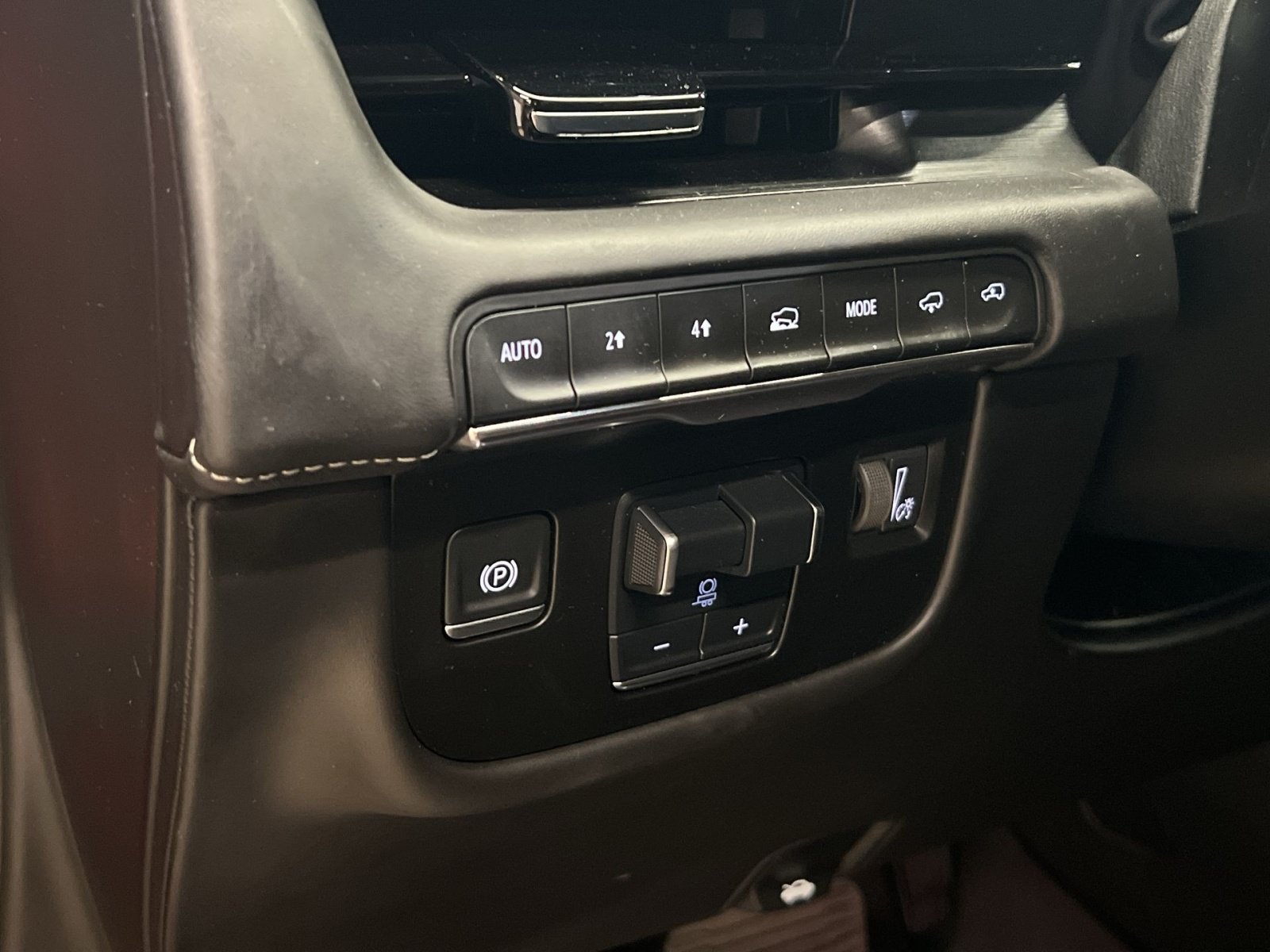 Used 2024 Cadillac Escalade Sport Platinum w/ LPO, Floor Liner Package AWD/4WD image 31