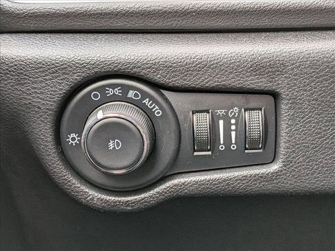 Used 2025 Chrysler Pacifica Select FWD image 16