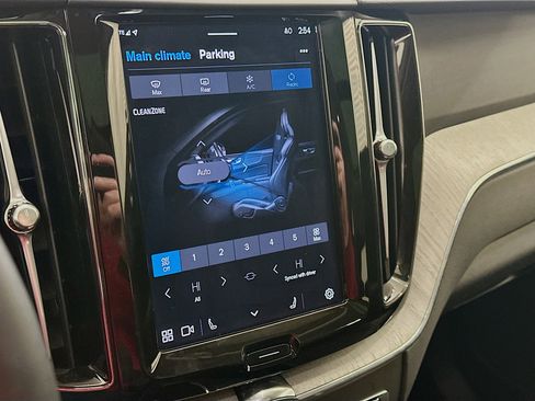 Used 2025 Volvo XC60 B5 Plus image 24