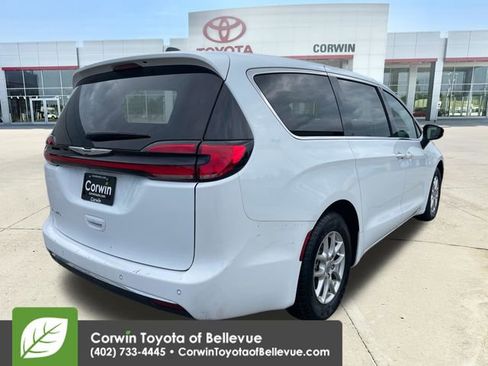 Used 2024 Chrysler Pacifica Touring-L FWD image 5