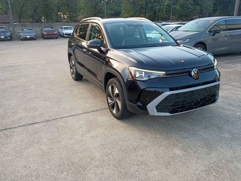 Used 2025 Volkswagen Taos SE AWD/4WD image 6