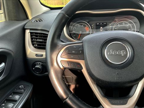 Used 2016 Jeep Cherokee Sport FWD image 11