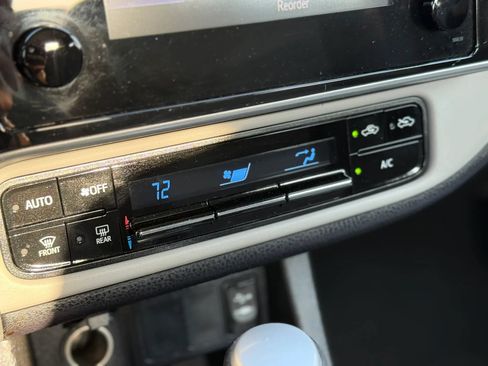 Used 2018 Toyota Corolla LE FWD image 30