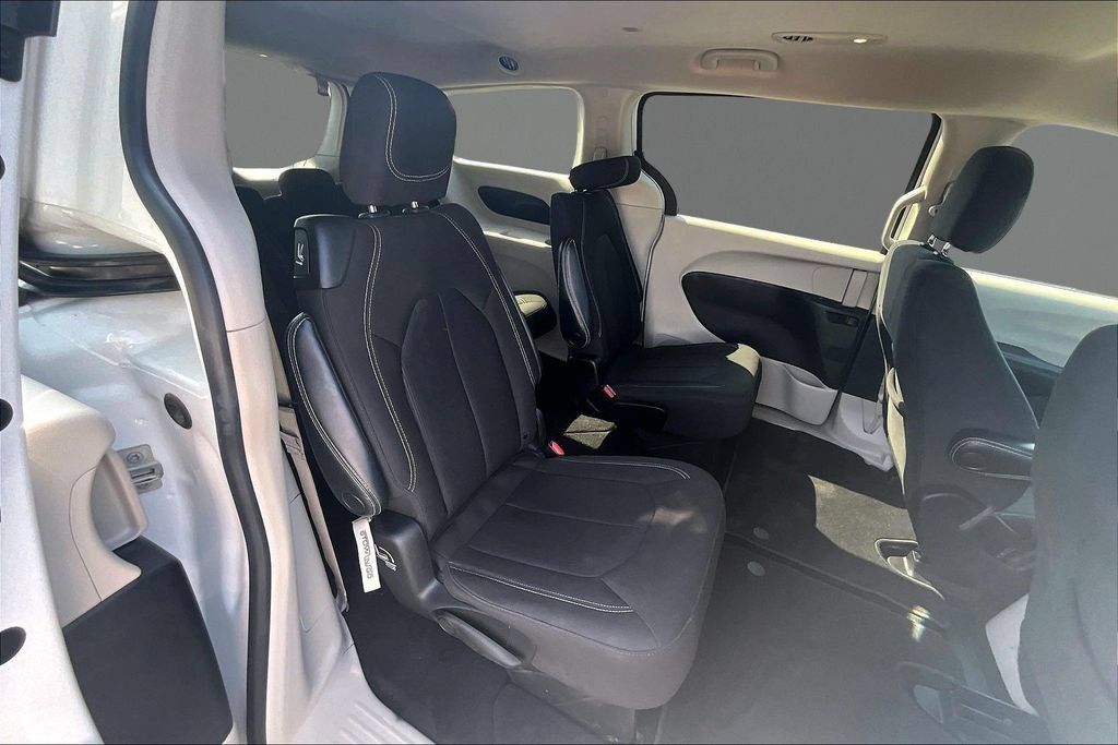 Used 2022 Chrysler Voyager LX FWD image 21