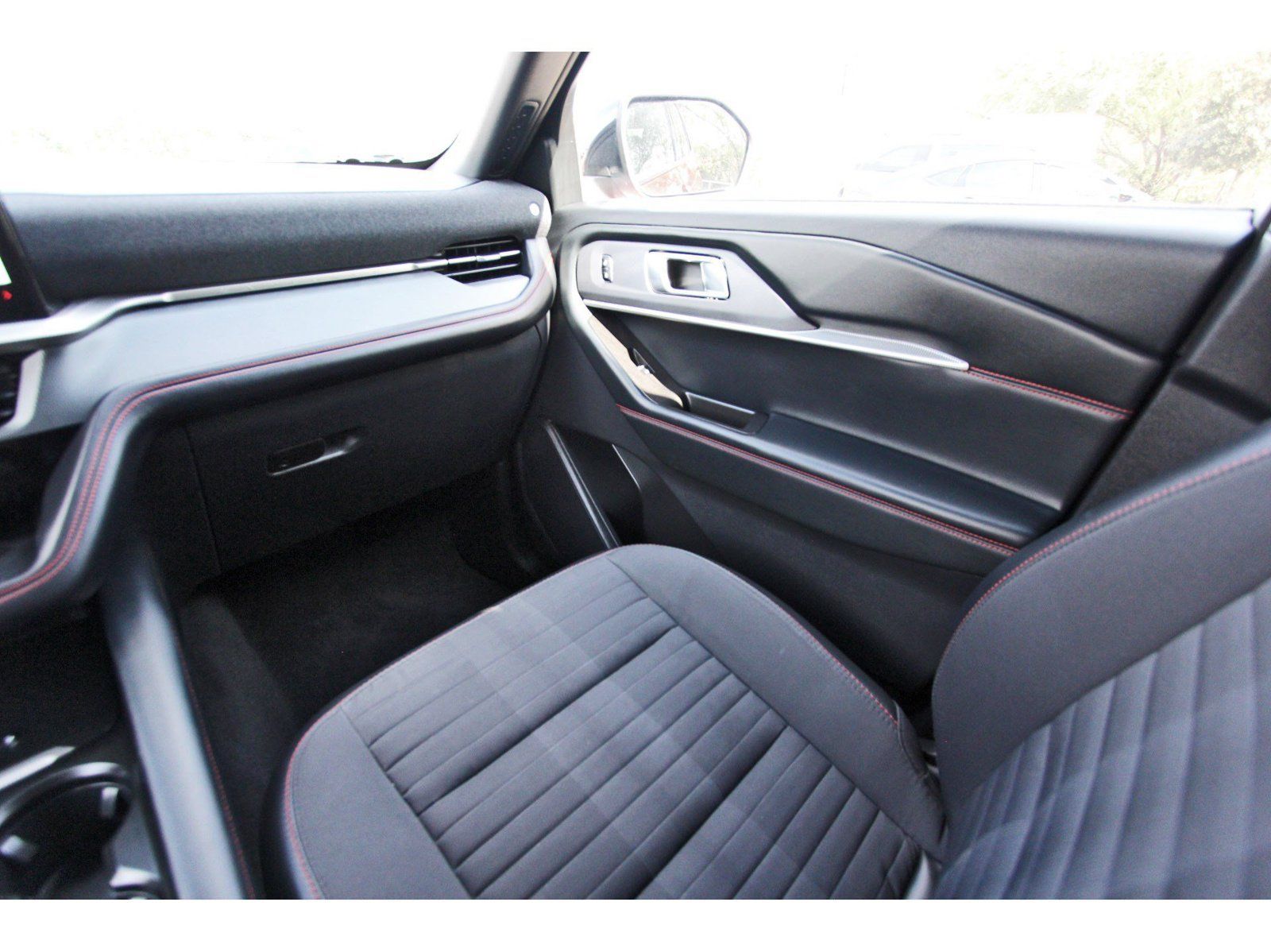 Used 2025 Ford Explorer ST-Line w/ Premium Package RWD image 11