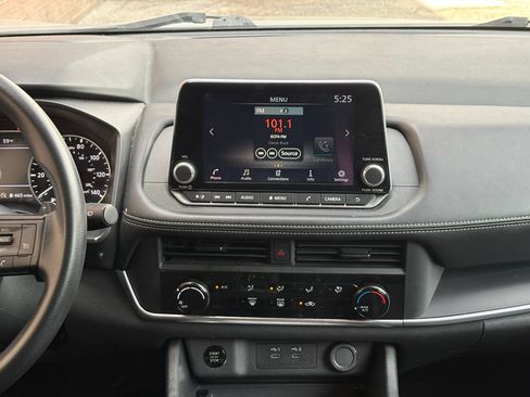 Used 2024 Nissan Rogue S AWD/4WD image 31