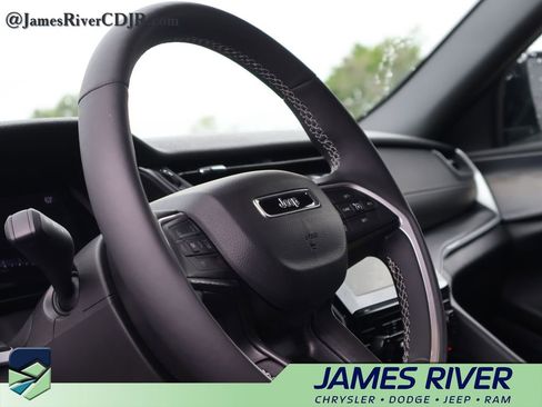 Used 2025 Jeep Grand Cherokee Altitude AWD/4WD image 25