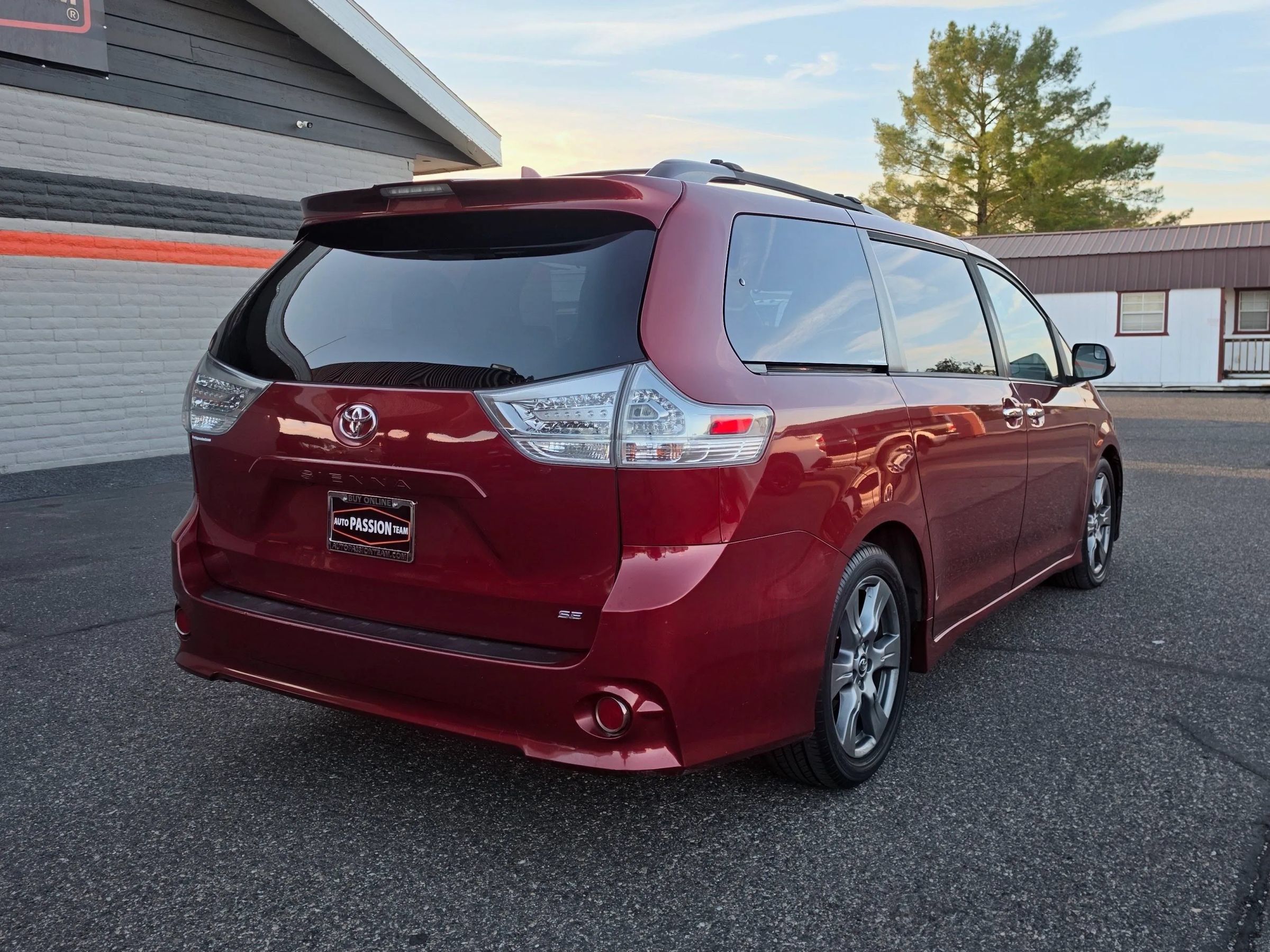Used 2018 Toyota Sienna SE FWD image 5