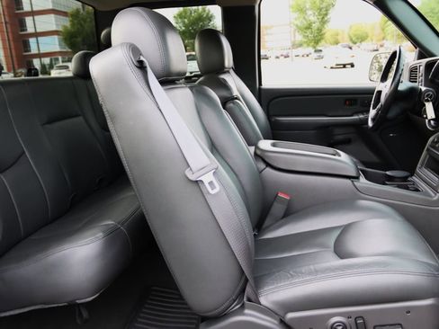 Used 2004 GMC Sierra 3500 SLT w/ Heavy-Duty Power Package image 38