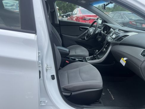 Used 2015 Hyundai Elantra SE w/ Option Group 02 FWD image 10