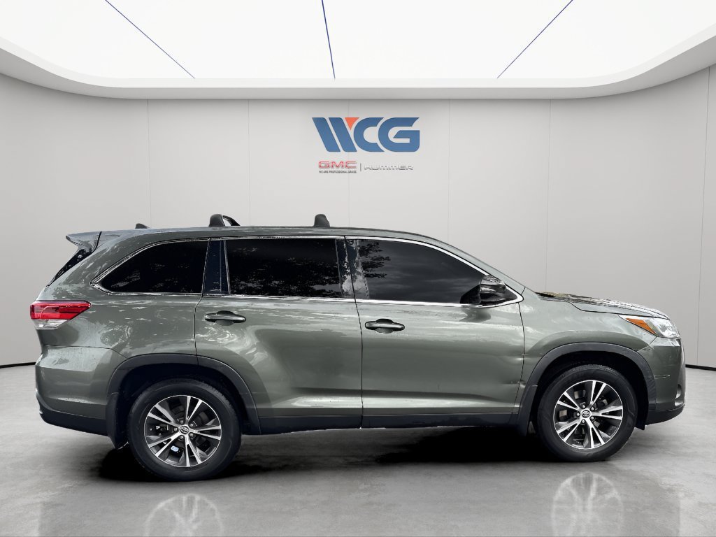 Used 2019 Toyota Highlander Plus AWD/4WD image 2