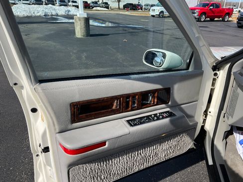 Used 1993 Cadillac Fleetwood Sedan RWD image 24