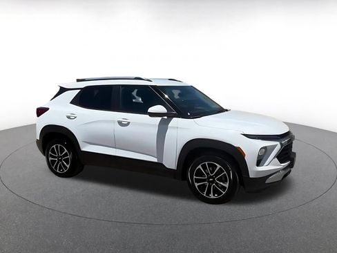 Used 2025 Chevrolet Blazer LT FWD image 2