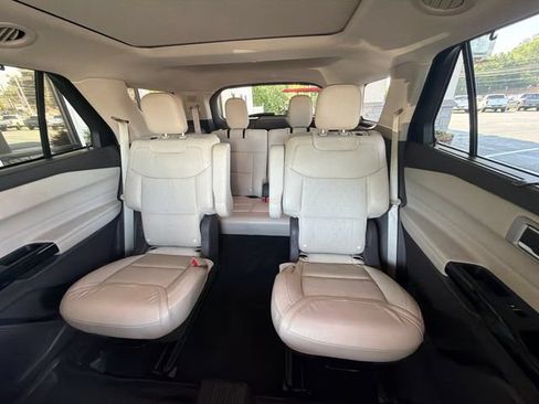 Used 2022 Ford Explorer Platinum w/ Equipment Group 601A AWD/4WD image 38