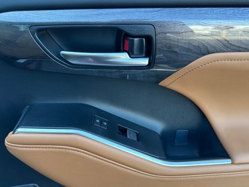 New 2025 Toyota Highlander Platinum image 19
