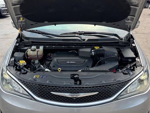 Used 2017 Chrysler Pacifica Limited FWD image 37