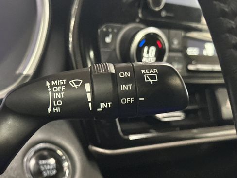Used 2022 Toyota Highlander XLE AWD/4WD image 39