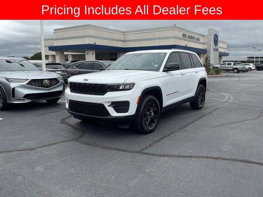 Used 2025 Jeep Grand Cherokee Altitude RWD image 1
