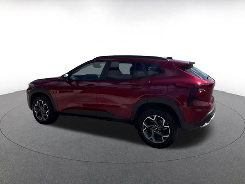 Used 2025 Chevrolet Trax LT w/ LT Convenience Package image 8