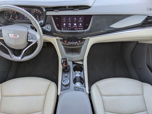 Used 2023 Cadillac XT6 Premium Luxury image 12