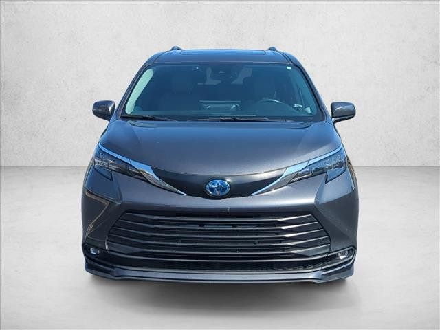 Used 2025 Toyota Sienna XLE FWD image 2