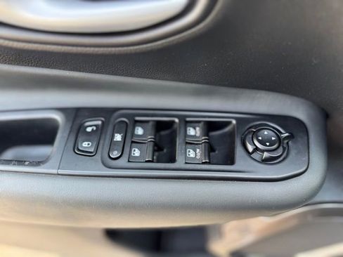 Used 2023 Jeep Renegade Latitude AWD/4WD image 9