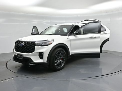 Certified 2025 Ford Explorer ST-Line w/ Premium Package image 32