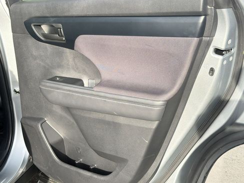 Used 2025 Toyota Highlander LE image 31