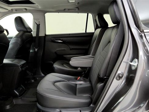 Used 2024 Toyota Highlander XLE image 19