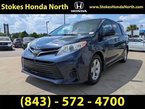 Used 2020 Toyota Sienna LE w/ LE Preferred Package image 6