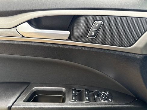 Used 2020 Ford Fusion SE FWD image 12