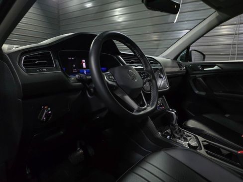 Used 2024 Volkswagen Tiguan SE w/ Panoramic Sunroof Package image 10