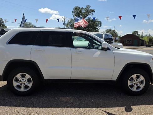 Used 2017 Jeep Grand Cherokee Laredo AWD/4WD image 3